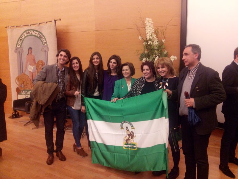 Antonia Aránega recibe la Bandera de Andalucía