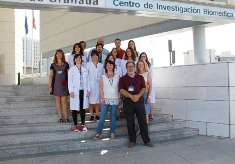 Personas en el centro de investigación biomédica