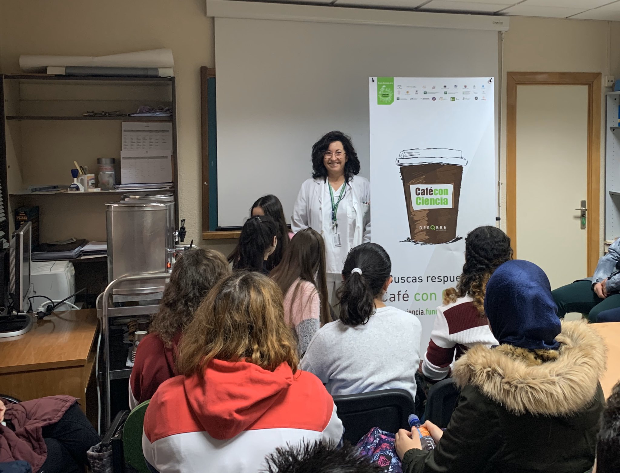 Alumnos charla café con ciencia